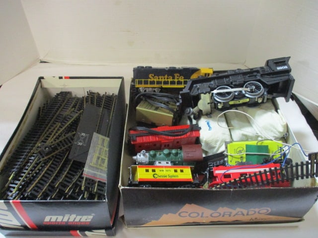 Tyco Model Railroad Train Set w/tracks (1 of 7)