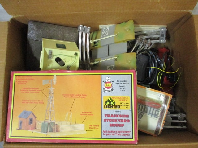 Lionel Train Set w/Accessories: See all pictures
