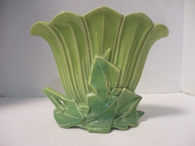 McCoy Green Tulip Fan Vase (1 of 5)