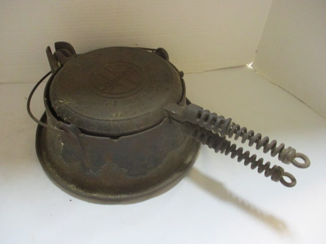 Griswold Cast Iron Waffle Iron #8 (Pat. Dec. 1908) (1 of 7)