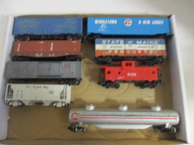 Lot of 8 Vintage HO Scale Model Train Cars - includes Caboose (1 of 4)