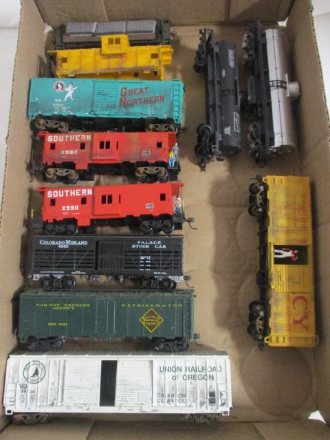 Lot of 10 Vintage HO Scale Model Train Cars - includes 3 Cabooses (1 of 5)