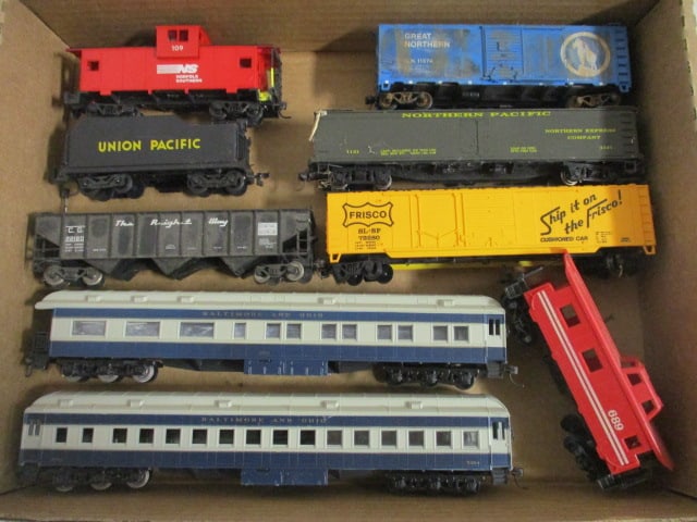 Lot of 9 Vintage HO Scale Model Train Cars - include 2 Cabooses and 2 (1 of 6)