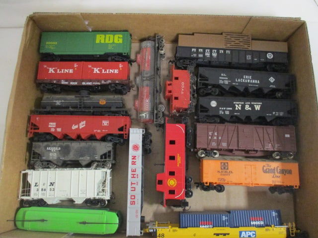 Lot of 16 Vintage HO Scale Model Train Cars - includes Caboose and (1 of 7)