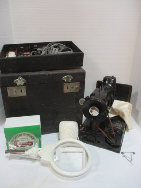 Antique Singer Sewing Machine in Box (221-1) (1 of 20)