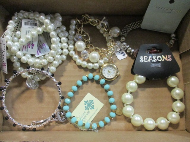 5 Initial Lettering "Pearl" Bracelets, 4 Miscelleous Bracelets, and 1 Gamecocks Bracelet: see pictures and preview for selection