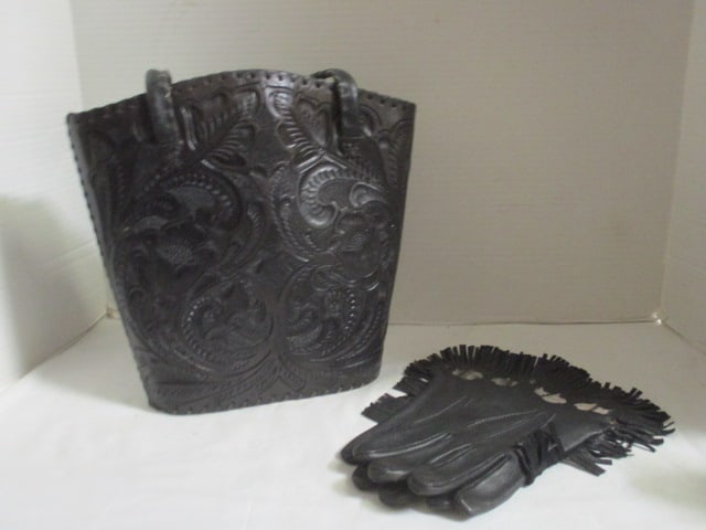 Char2 Tooled Leather Purce and Pair of Deerskin Fringed Ladies Gloves: .