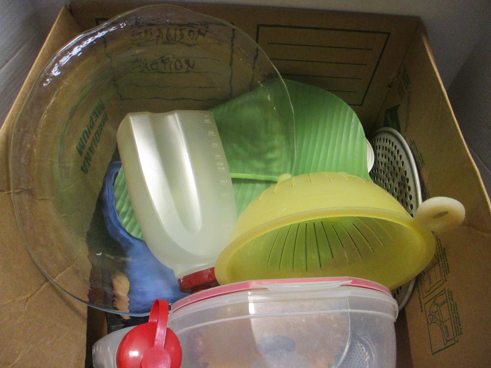 Plastic Kitchenware Grouping: See pictures