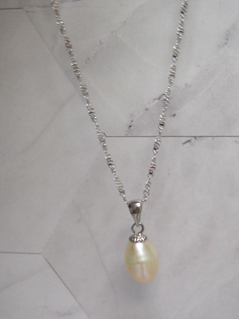 16" 18k Goldplated Chain with Pearl Pendant: .