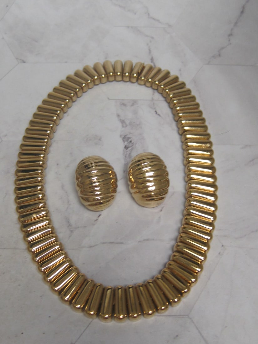 Vintage Ciner Goldtone Necklace & Clip Earrings: .