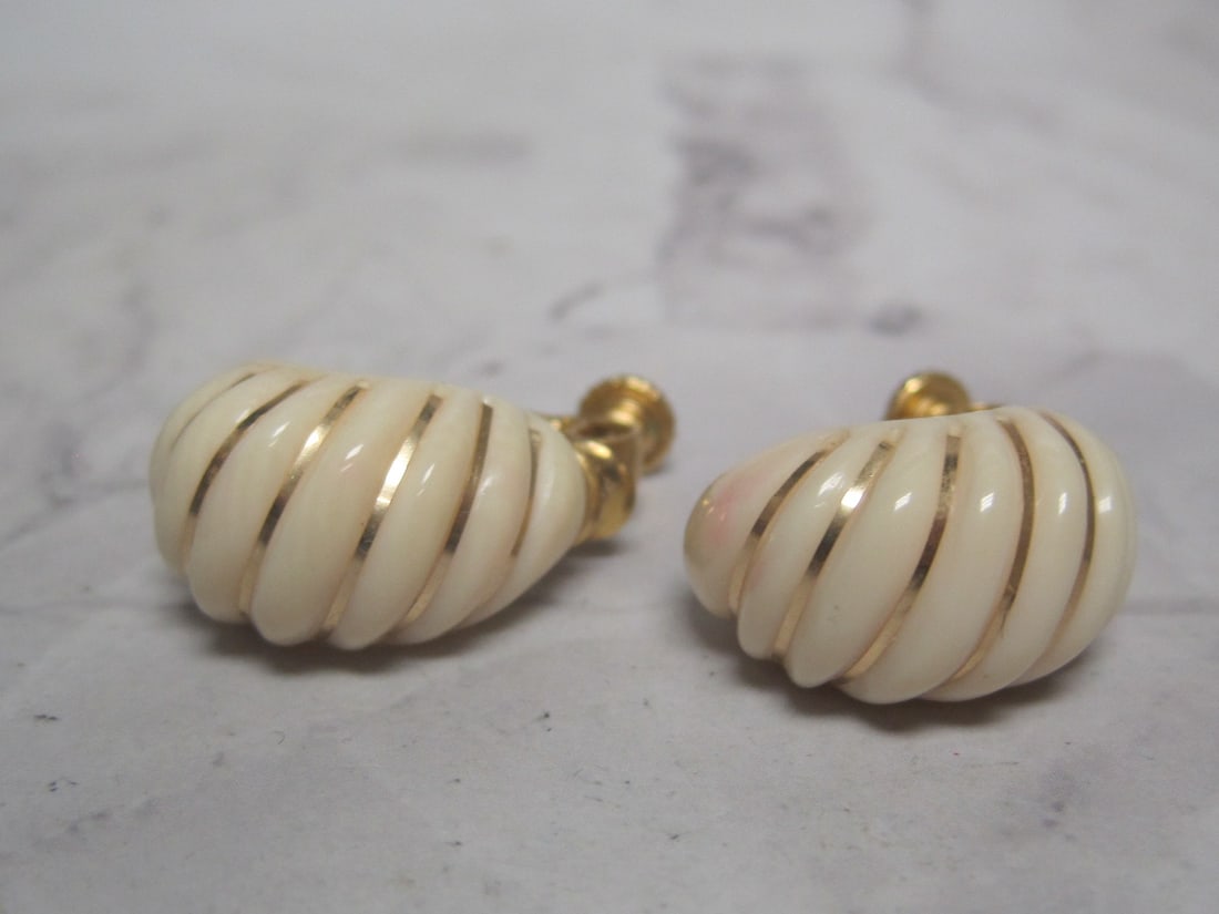 Vintage Les Bernard Screwback Earrings: .