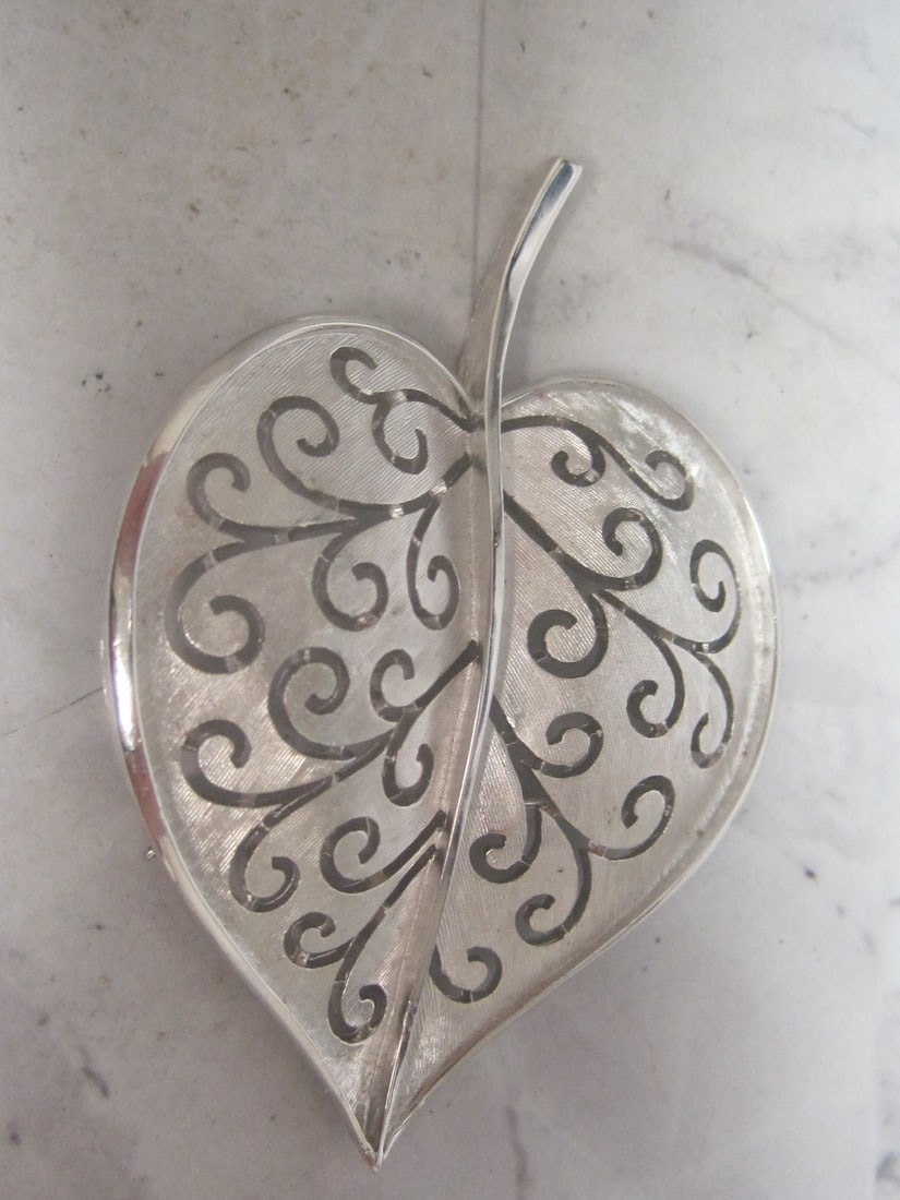 Vintage Trifari Silvertone Leaf Brooch (1 of 4)