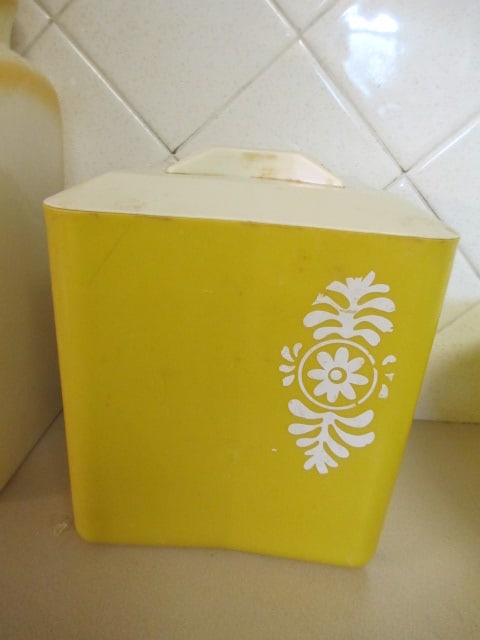 Midcentury Harvest Gold Hard Plastic 3 Piece Nesting Cannister Set: 7 3/4"h, 6 1/4"h, 5 1/2"h