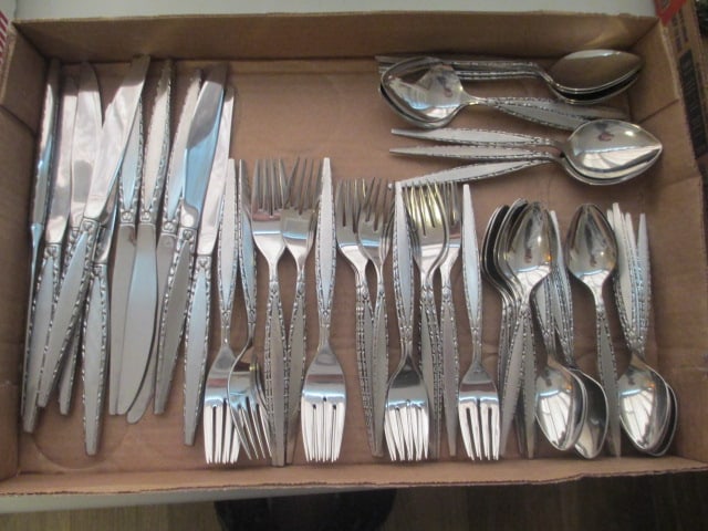 71 Pieces of Oneida Community Silver "Venetia" Stainless Flatware (1 of 7)