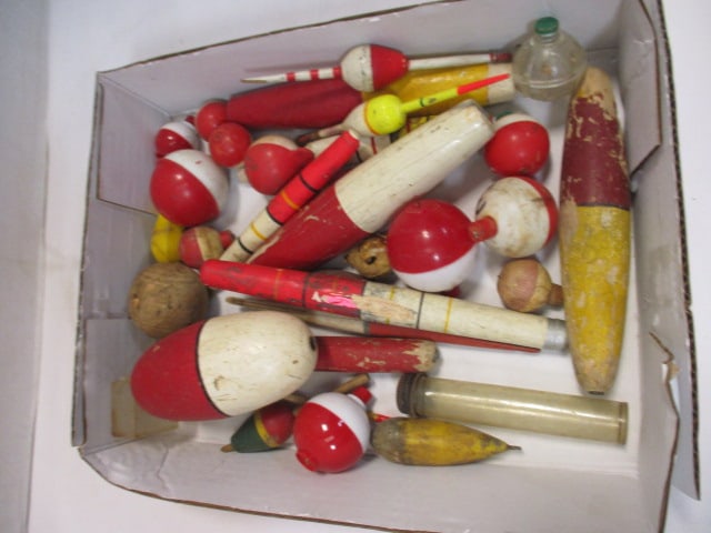 Lot of Vintage Fishing Bobbers and Floats (1 of 6)
