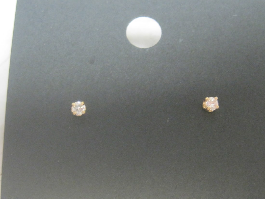 14k Gold Diamond Stud Earrings: 0.10 Carat