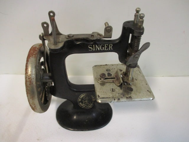 Antique Singer Child's Sewing Machine (1 of 5)