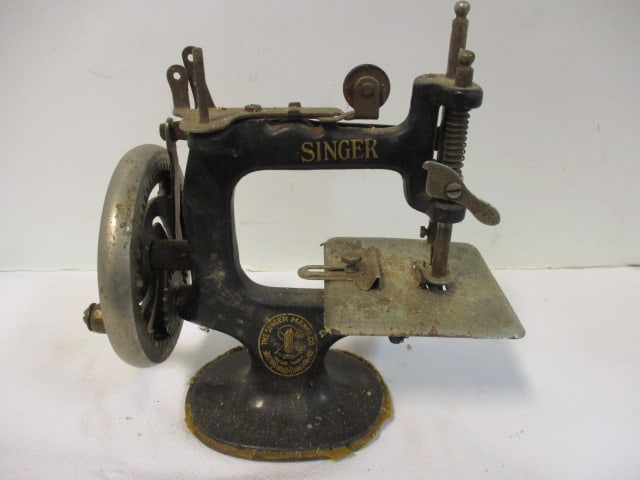 Antique Singer Child's Sewing Machine (1 of 7)
