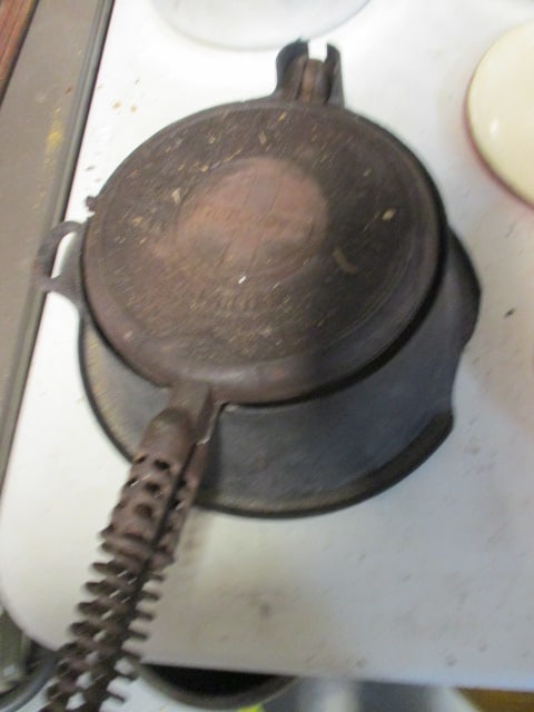 Griswold Cast Iron Flip Waffle Iron #8: .