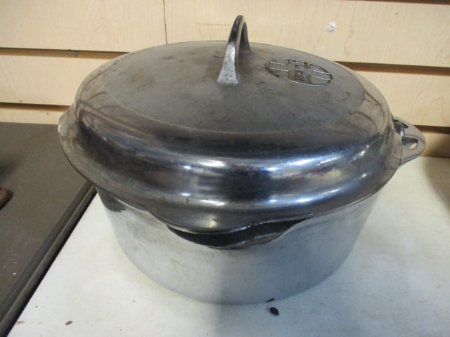 Griswold Cast Aluminum Dutch Oven w/Lid: .