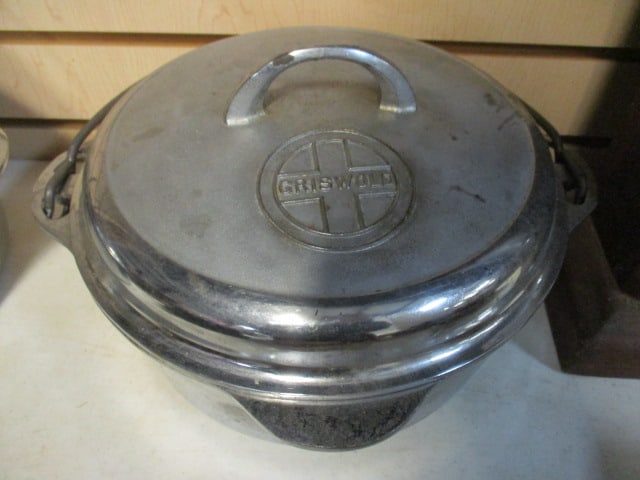 Griswold Cast Aluminum Dutch Oven w/Lid: .