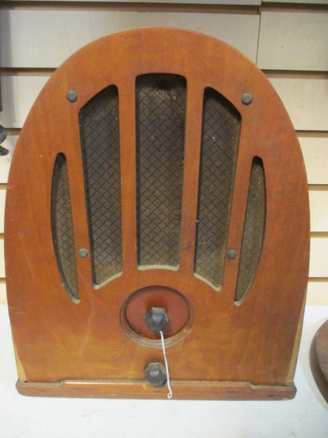 Philco Vintage Tube Radio Cathedral Style (1 of 5)
