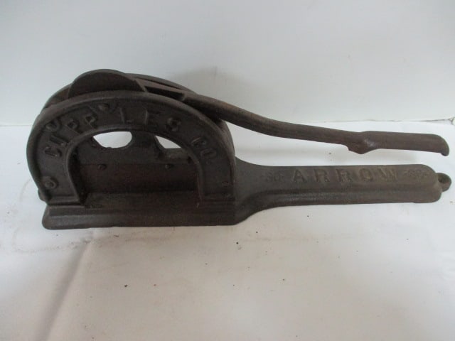 C U PP Les Co. Arrow Tobacco Cutter: 18 x 7 