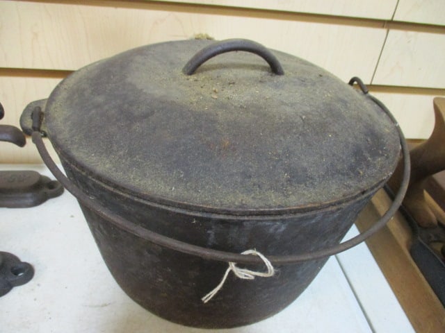 Cast Iron #8 Dutch Oven w/Lid: .