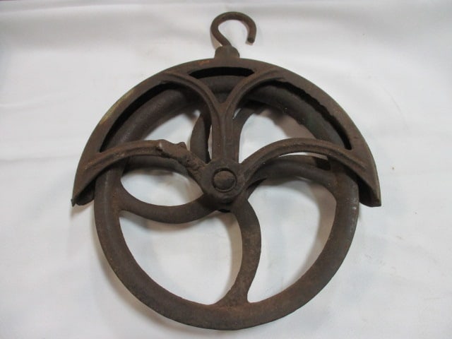Antique Cast Iron Well or Barn Pulley: 11"