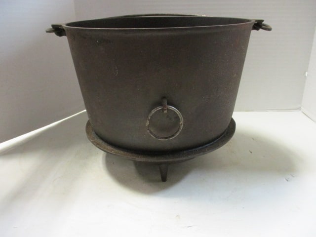 Erie 804 Cast Iron Footed Gypsy Kettle or Bean Pot: Possibly unmarked Wagner?