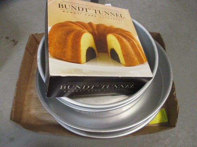 4 Wilton Cake Pans and Bundt Tunnel Cake Accessory in Original Box: . 