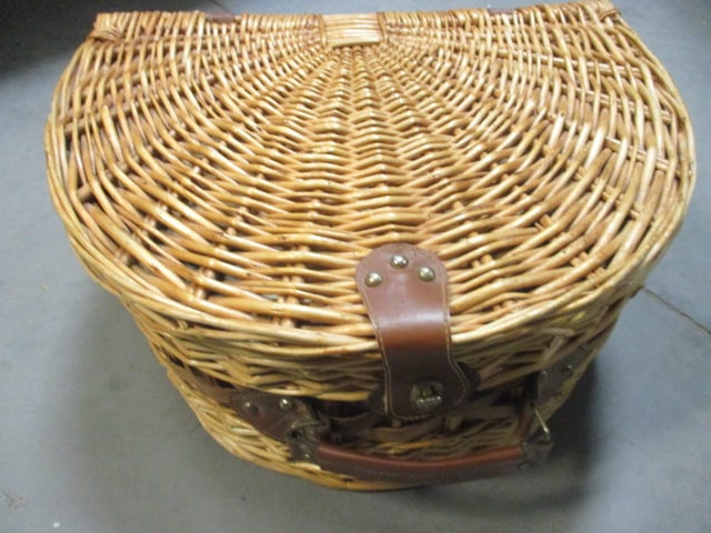 Wicker Picnic Basket with Dining Accessories (1 of 4)