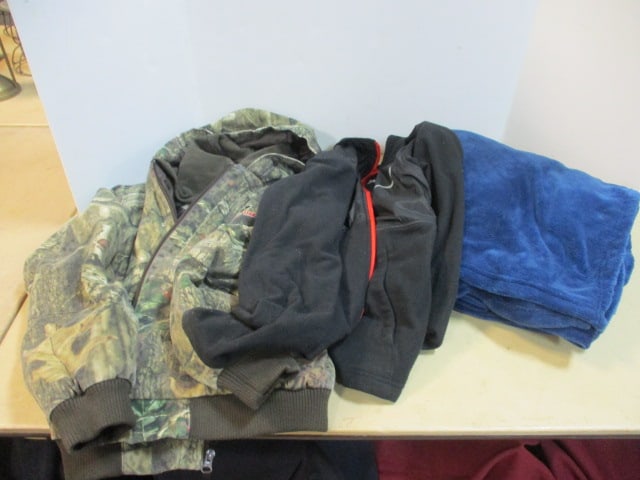 The North Face and Mossy Oak Kid's Jackets (Size L) and Blue Blanket: see pictures and preview for selection and condition 