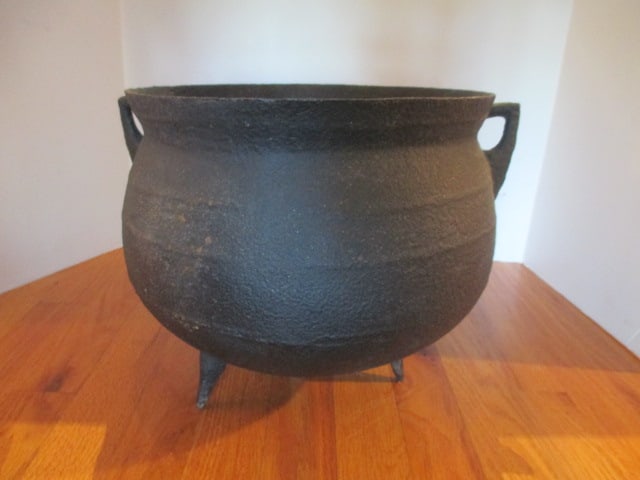 Vintage Cast Iron Caldron (1 of 6)