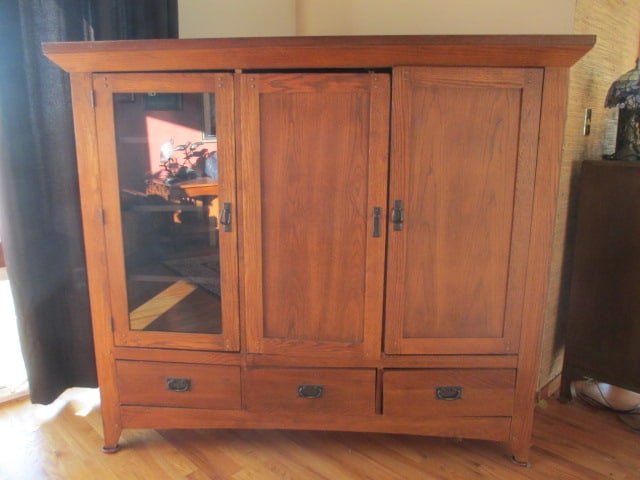 Broyhill Misson Style Entertainment Cabinet (1 of 17)