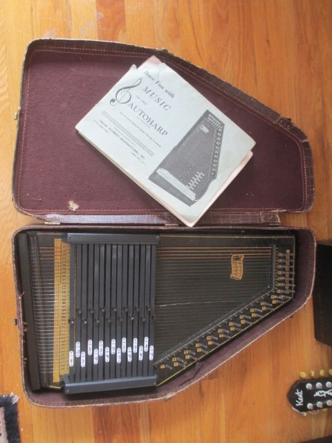 Oscar Schmid International Autoharp in Case: Has beginners instruction music book, has split on body at sound hole-see pictures and preview