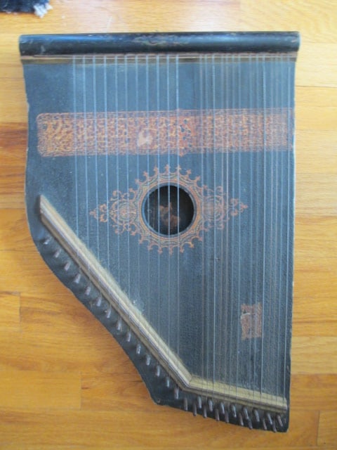 Antique Autoharp: some splits on body and back-see pictures and preview
