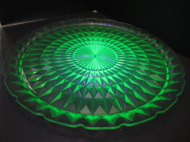 Vintage Jeannette "Windsor" Green Uranium/Vaseline Glass Torte Plate (1 of 4)