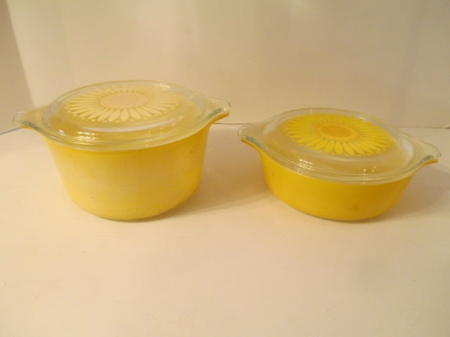 Two Vintage Pyrex Primary Yellow Cinderella Bowls with Sunflower Design Lids: Some fading, #471 1Pint bowl, #473 1 quart bowl, lids have a few flea bites