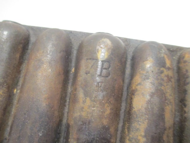 Cast Iron 7 Stick Corn Bread Pan - 2