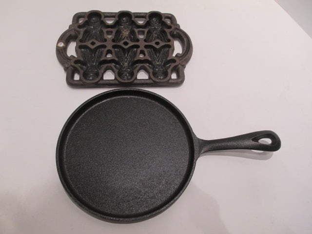 John Wright Classic Gourmet Cast Iron Gingerbread Man Pan and 8" Griddle Pan (1 of 9)
