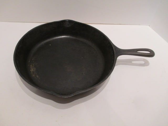 #8 Cast Iron Skillet (1 of 5)