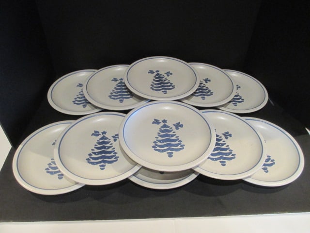 Pfaltzgraff Yorktowne Holiday Luncheon Plates: 8 3/8"dia, 12 total, some slight utensils marks