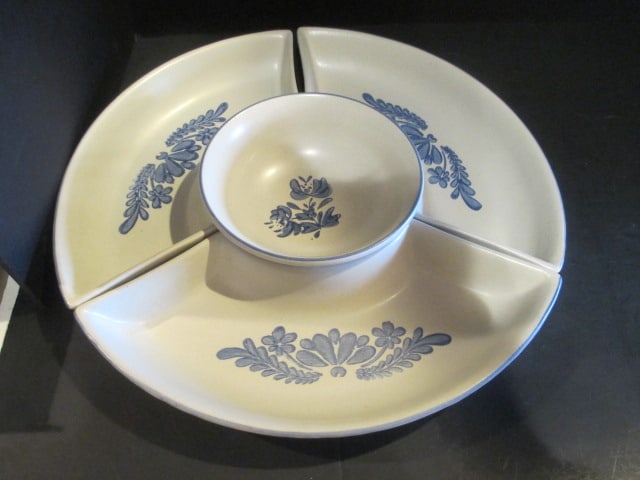 Pfaltzgraff Yorktowne Apple Shaped Baker, Two Apple Shaped Bowls and 4 Piece - 10