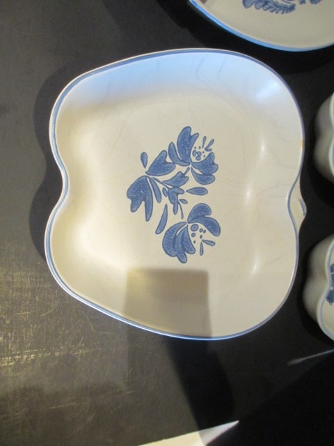 Pfaltzgraff Yorktowne Apple Shaped Baker, Two Apple Shaped Bowls and 4 Piece - 2
