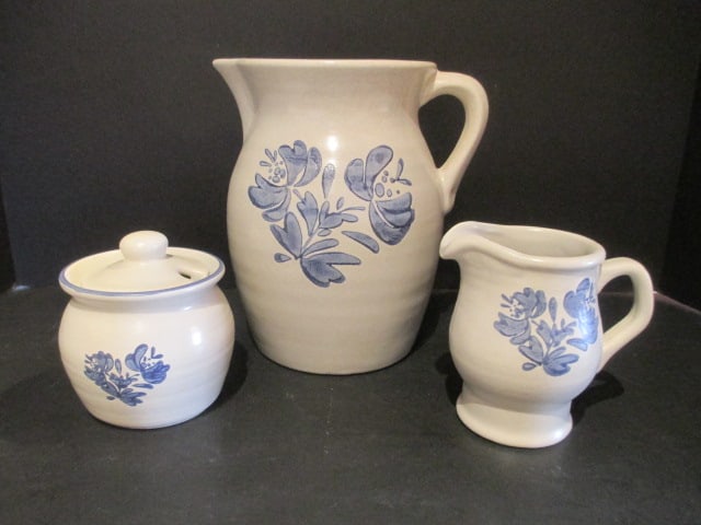 Pfaltzgraff Yorktowne Pitcher, Creamer and Sugar Bowl (1 of 10)
