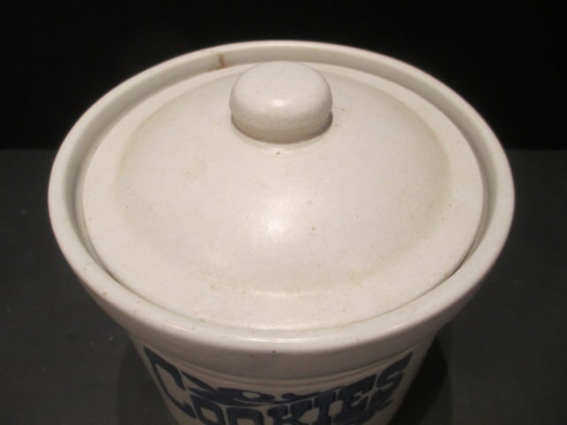 Pfaltzgraff Yorktowne Cookie Jar with Lid - 2