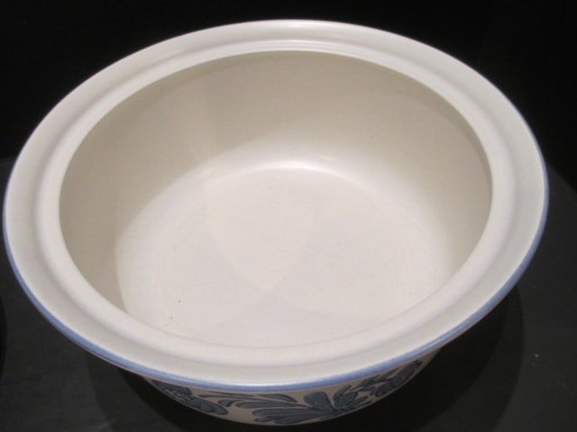Pfaltzgraff Yorktowne Covered Casserole and Covered Vegetable Bowl - 9