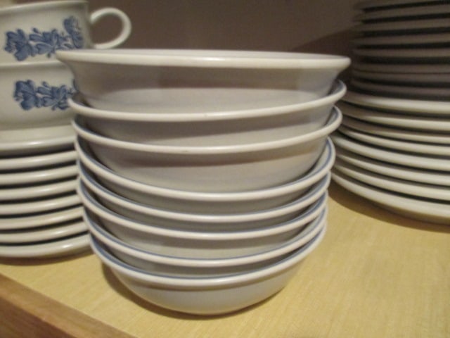 Pfaltzgraff Yorktowne 48 Piece Estate Set - 7