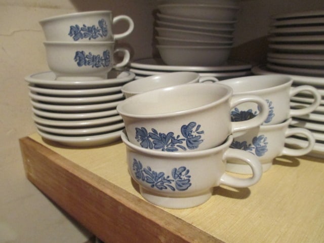 Pfaltzgraff Yorktowne 48 Piece Estate Set - 9